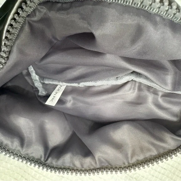 Elegant Metallic Gray Puffer bag Wristlet - Picture 4 of 4